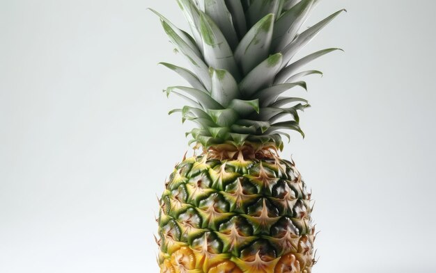 Un ananas avec un haut vert et un fond blanc.