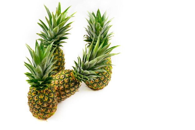 Ananas isolé sur blanc