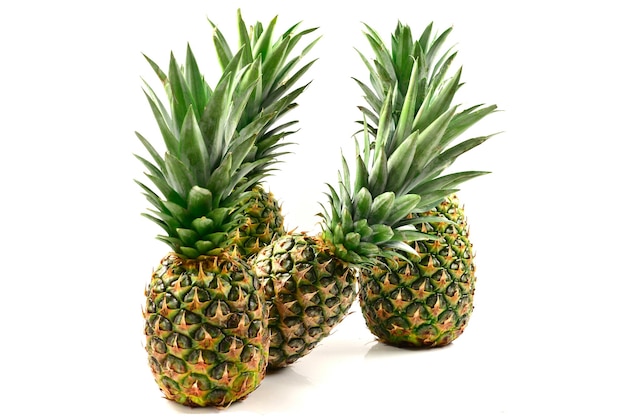 Ananas isolé sur blanc