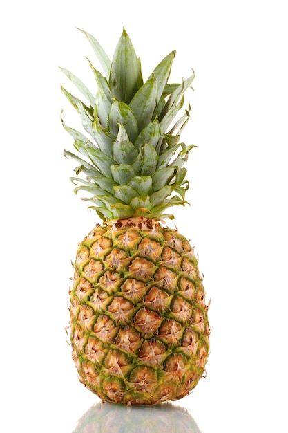 Ananas isolé sur blanc