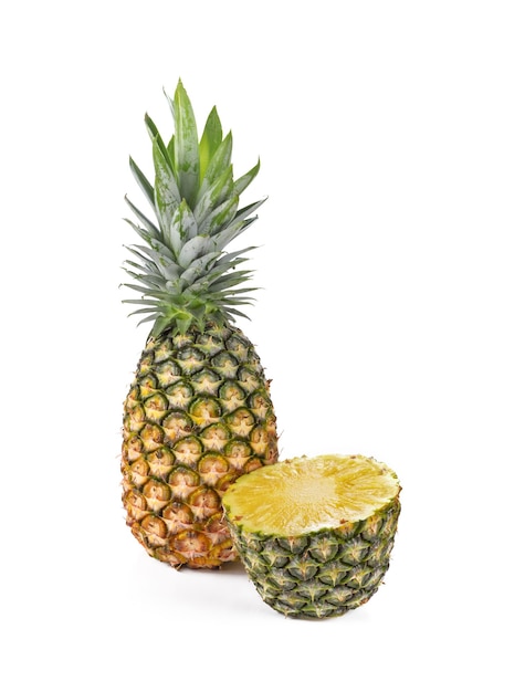 Ananas isolé sur fond blanc