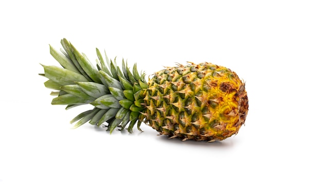 Ananas isolé sur fond blanc