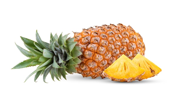 Ananas isolé sur fond blanc