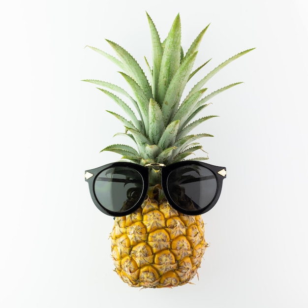 Ananas isolé sur fond blanc