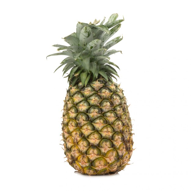 Ananas isolé sur fond blanc