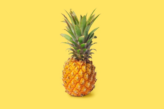 ananas isolé sur jaune