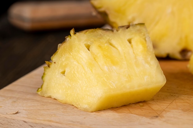 ananas jaune mûr coupé en morceaux ananas délicieux et frais coupé en pièces pendant la cuisson