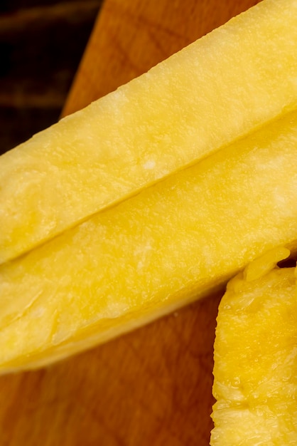 ananas jaune mûr coupé en morceaux ananas délicieux et frais coupé en pièces pendant la cuisson