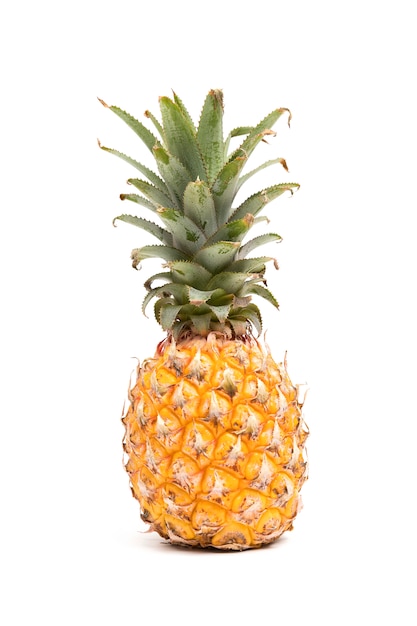 Ananas jaune mûr isolé sur blanc.