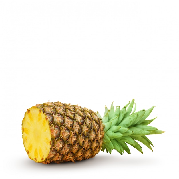 Ananas juteux, coupé en morceaux sur un fond blanc. Isolé.