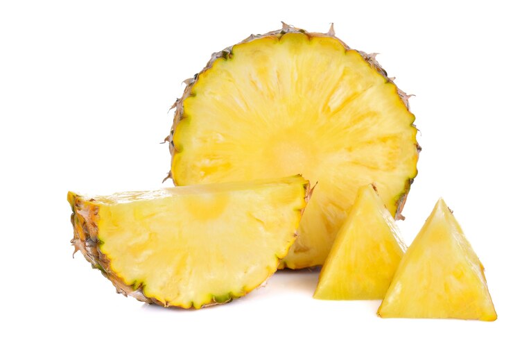 Ananas juteux isolé sur fond blanc