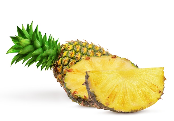 Photo ananas juteux et mûr sur fond blanc