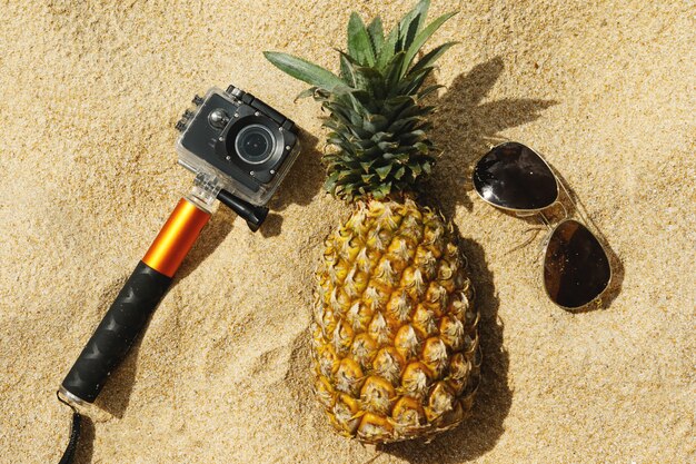 Ananas, lunettes de soleil et action-cam