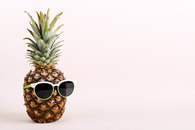 Ananas avec des lunettes de soleil, concept d'humeur estivale drôle.