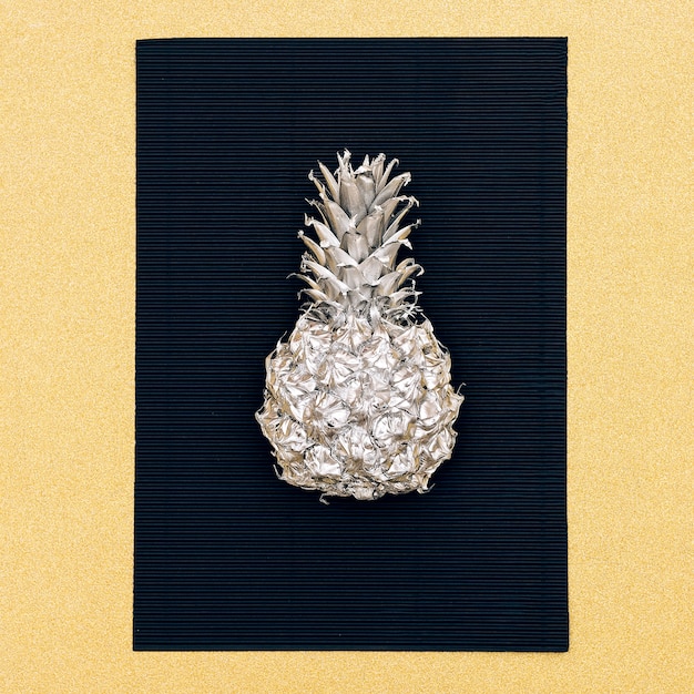 Photo ananas à la mode en argent. style minimaliste