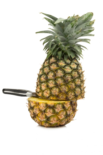 Ananas moitié coupé isolé sur fond blanc