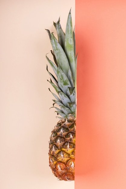 Ananas moitié sur mise en page créative lumineuse, espace de copie.