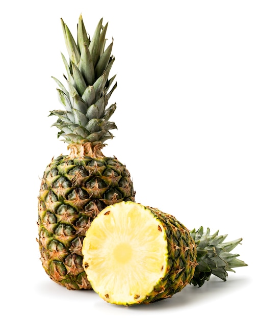 Ananas mûr et demi gros plan sur blanc