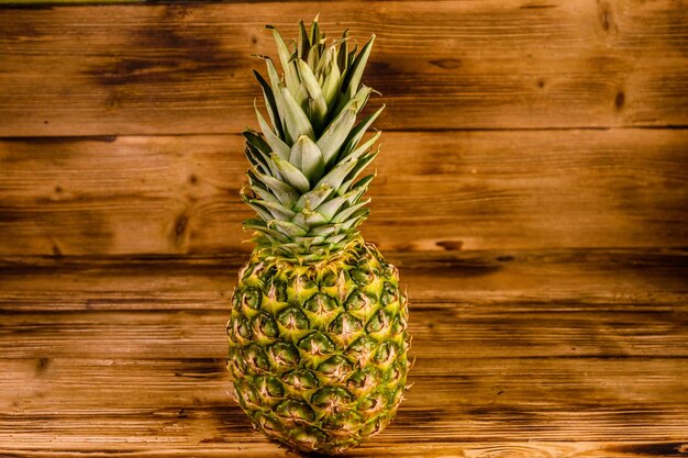 Ananas mûr entier sur une table en bois