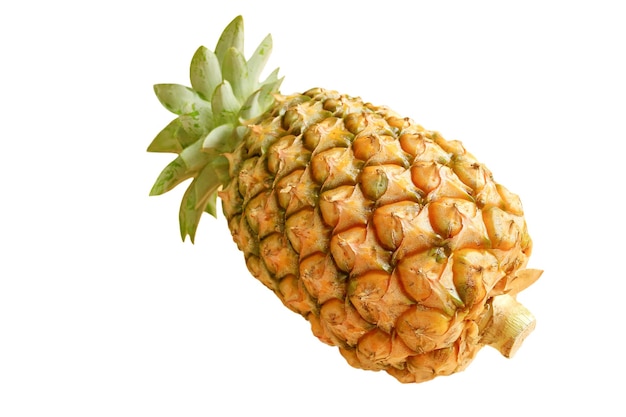 Un ananas mûr frais isolé sur fond blanc