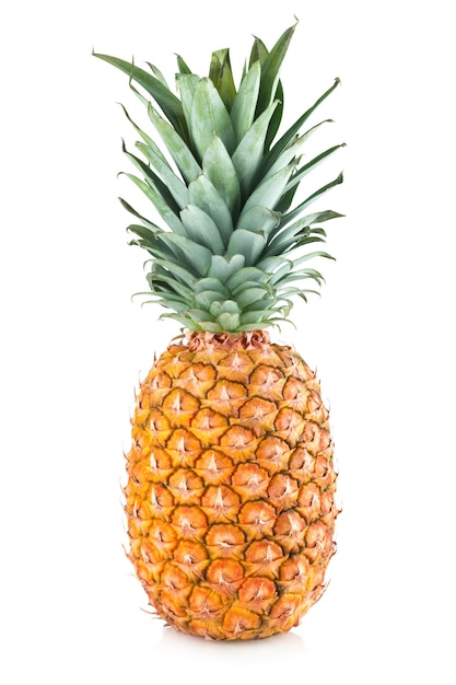 Ananas mûr isolé sur blanc