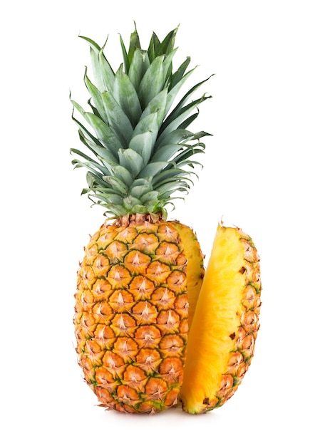 Ananas mûr isolé sur blanc