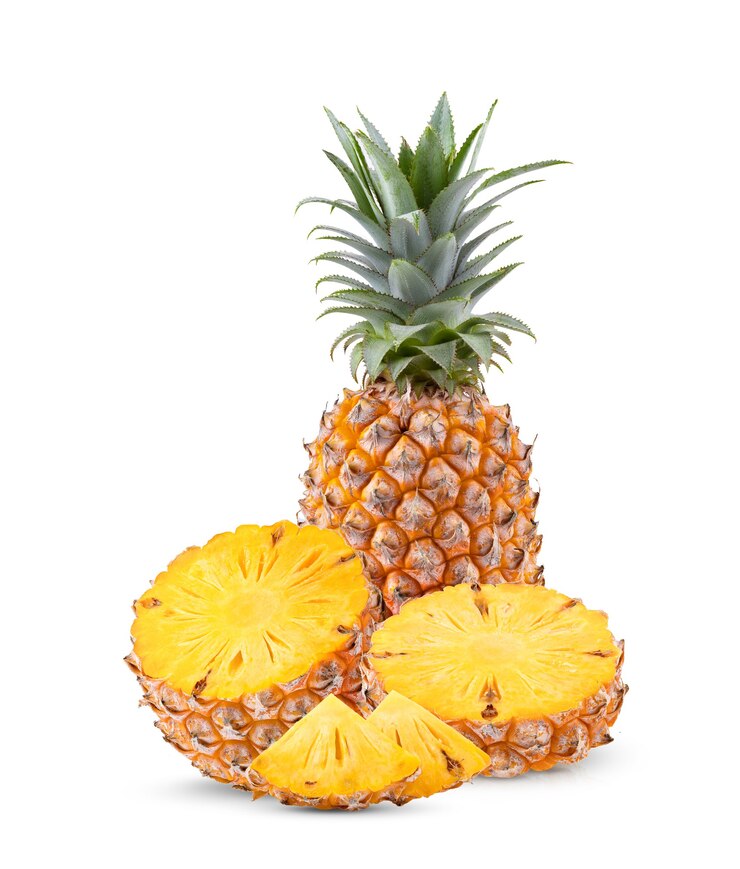 Photo ananas mûr isolé sur le fond blanc