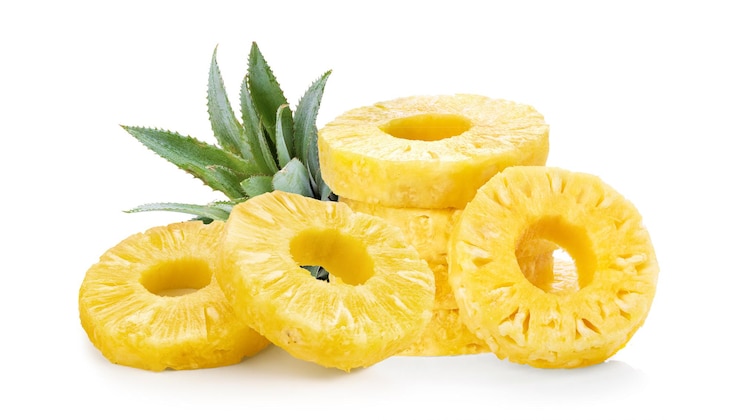 Photo ananas mûr isolé sur le fond blanc