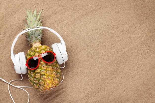 Ananas mûr avec des lunettes de soleil et des écouteurs