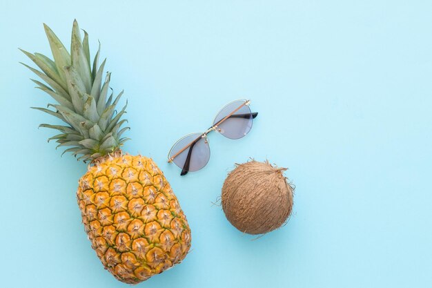 Ananas mûr et noix de coco sur fond bleu Bonjour concept d'été