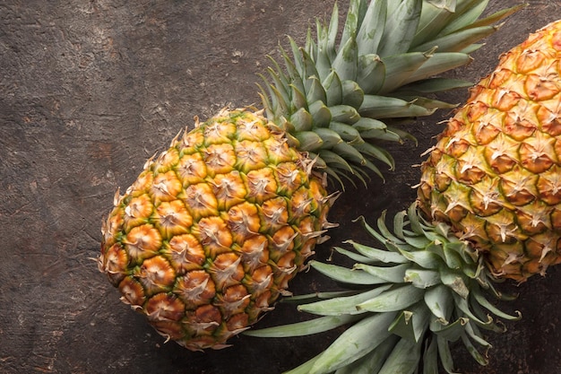 Ananas mûr sur la table