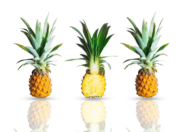 Ananas mûrs entiers et coupés isolés sur fond blanc Fruits tropicaux exotiques