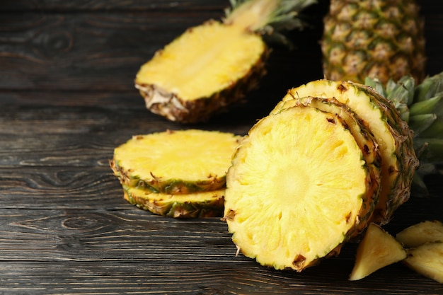 Ananas mûrs sur fond de bois, espace pour le texte