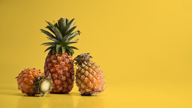 Ananas mûrs sur fond jaune avec espace de copie Concept de fruits tropicaux d'été