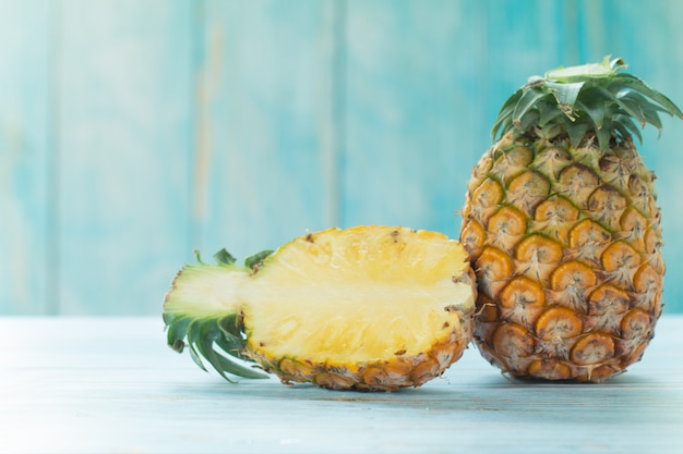 Ananas mûrs fruits tropicaux d&#39;été sur une table turquoise pastel