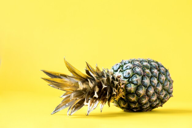 Ananas d&#39;or mise en page créative. Concept de l&#39;été.