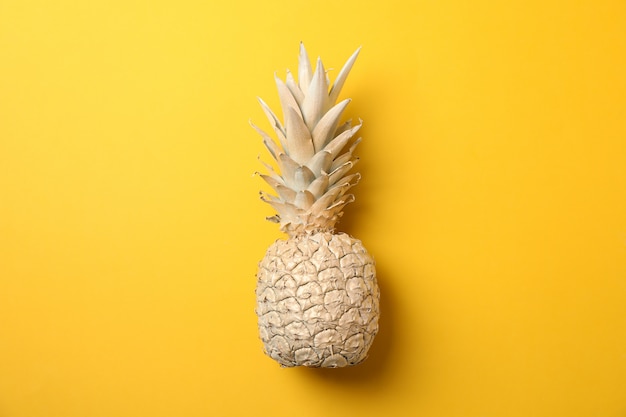 Ananas or peint sur fond jaune