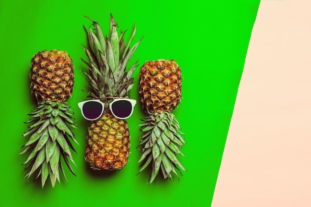 Ananas sur papier de couleur avec des lunettes