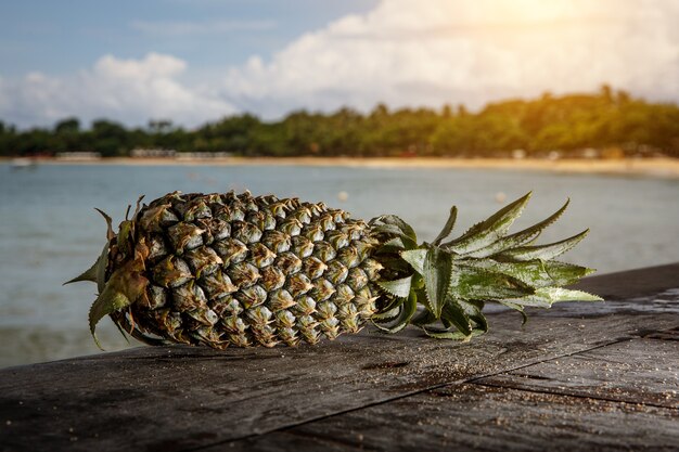 Ananas Sur Une Plage Exotique.