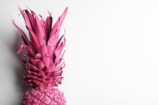 Photo ananas rose peint sur fond blanc vue de dessus concept créatif