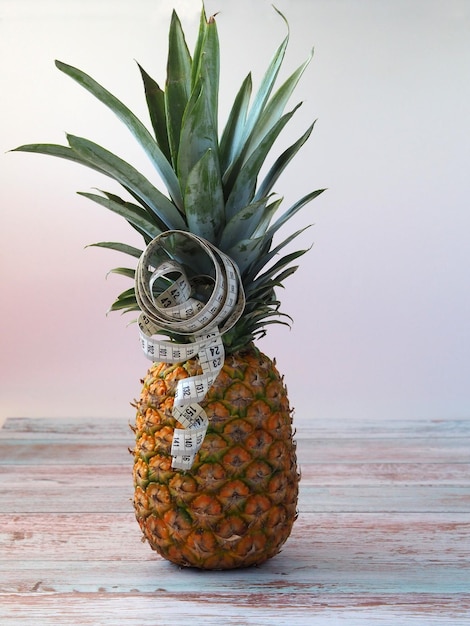 Ananas et ruban à mesurer Concept de désintoxication saine