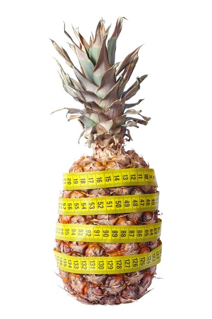 Ananas et ruban à mesurer isolé