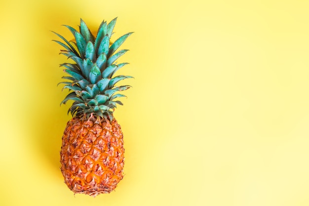 Ananas sur la surface jaune de l'espace de copie