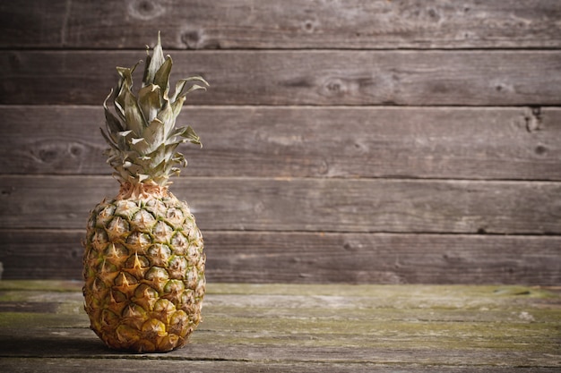 Ananas sur table en bois