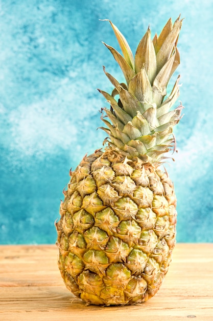 Ananas sur une table en bois