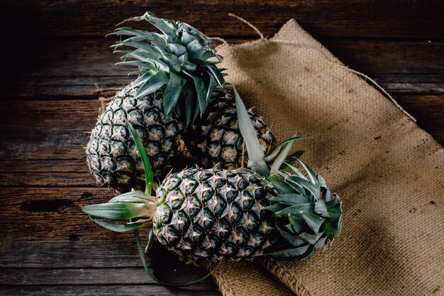 ananas sur table en bois