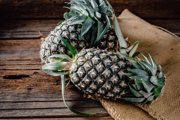 ananas sur table en bois