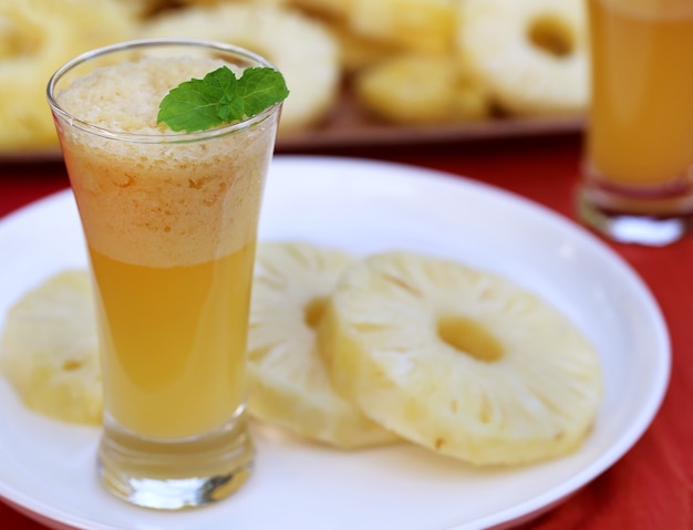 Ananas tranché avec jus en verre