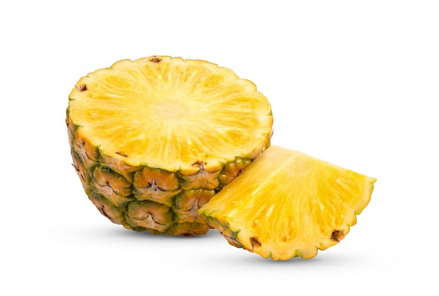 Ananas avec des tranches sur fond blanc