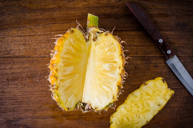 Ananas en tranches sur une planche à découper